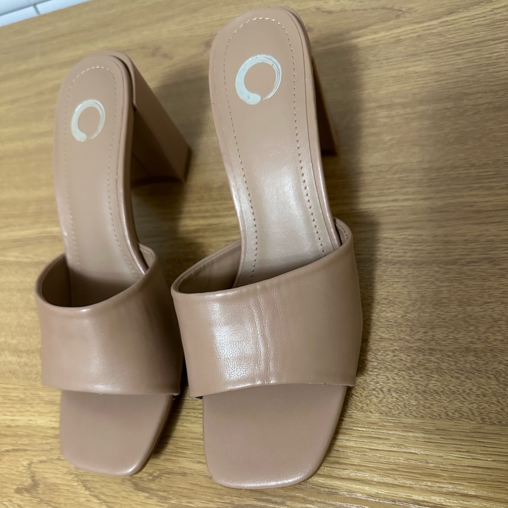NWOT Tan Faux Leather Heels